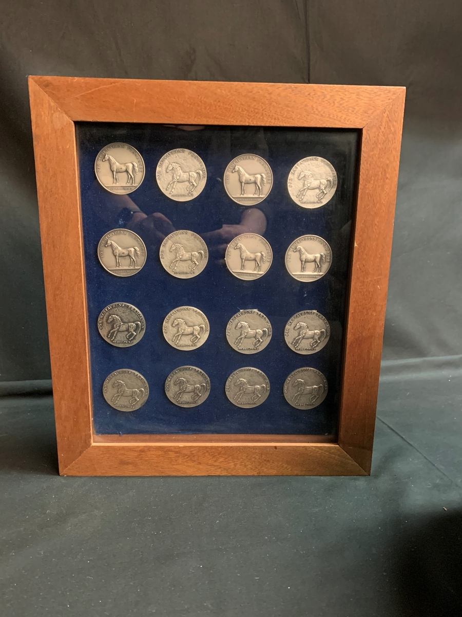 Schatull med 16 prismedaljer av silver "För hästavelns främjande." På baksidan sitter klisterlappar med hästars namn och årtal. Från åren 1956-1977.