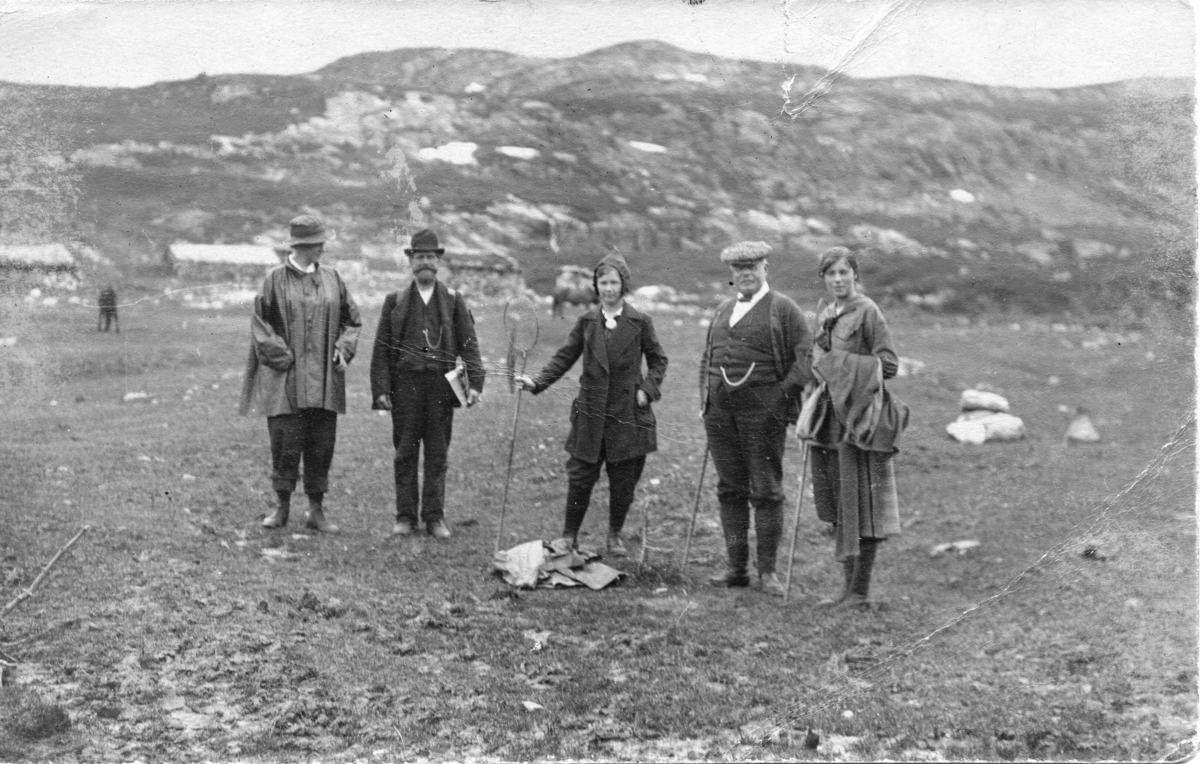 Fem personar framfor Hollane.  F. v ukjent, Sigurd Kultan, Inger Rollstad, Oslo, rådmann Rollstad, Oslo og Hjørdis Rollstad, Oslo.  ca. 1918-1920