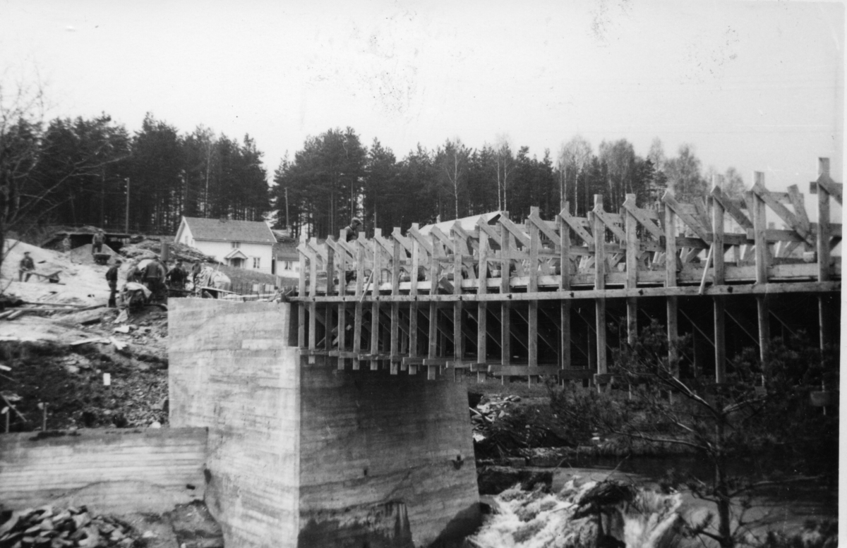 Fjorten bilde frå bygging av brua over Hørtelva.