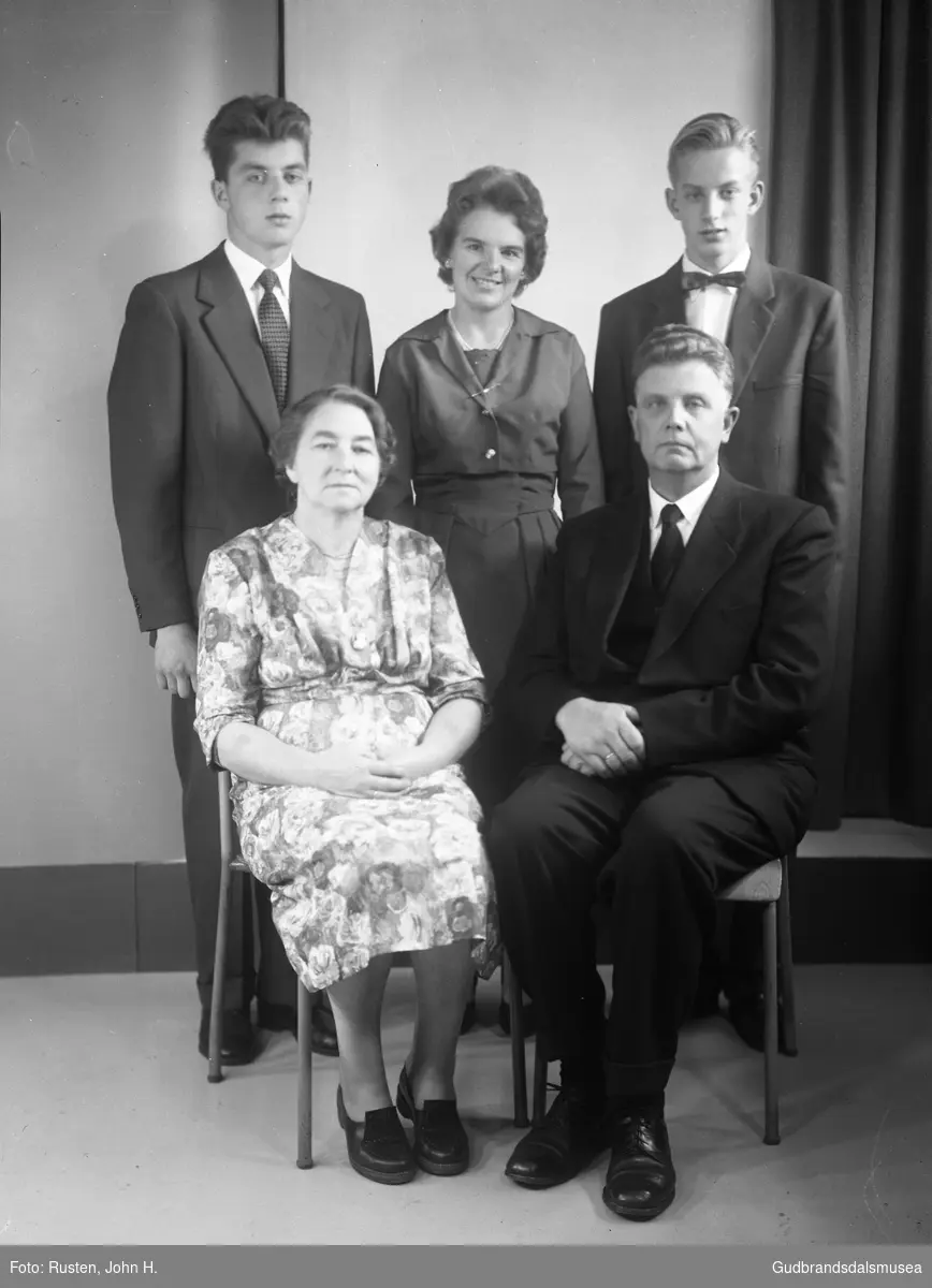 Familiebilde, Margit og Iver Lo med barna Marit, Amund og Iver.
