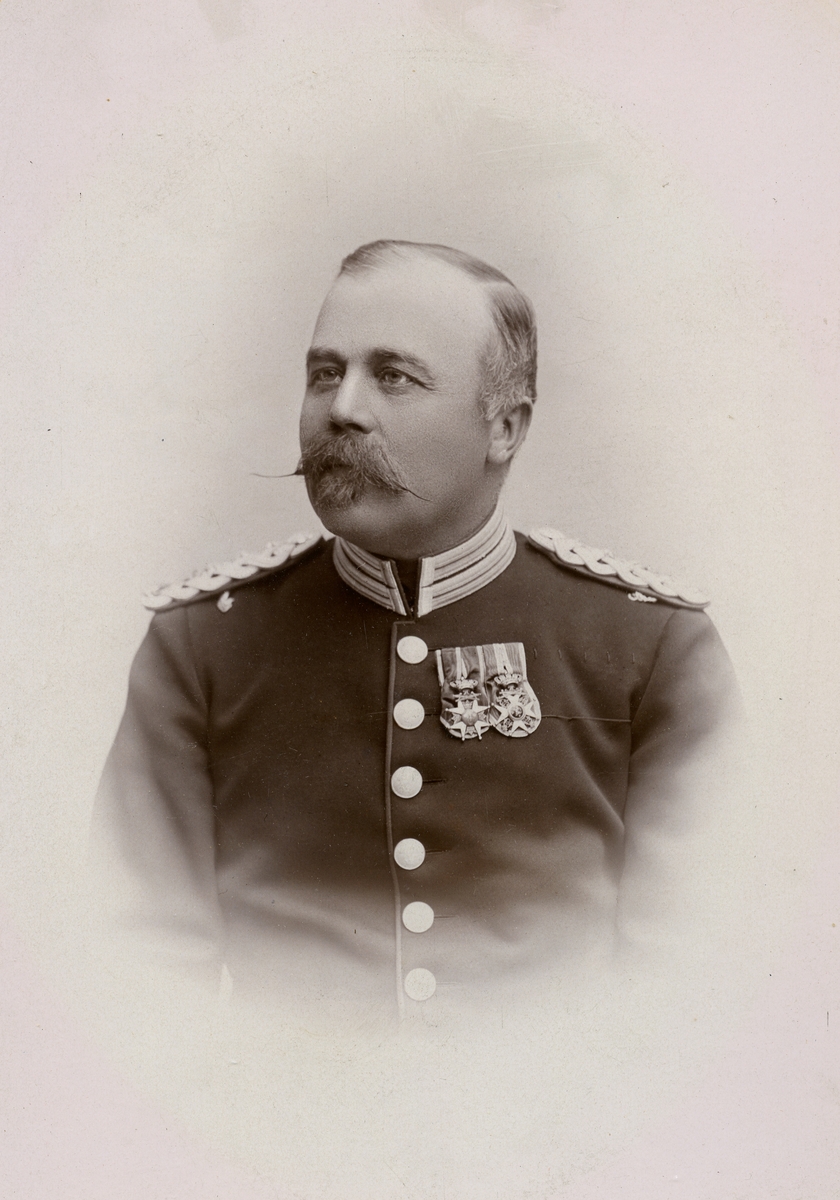 Hemming Gadd anses varit en av arméns främsta officerare på sin tid. Han inledde sin långa karriär 1857 som furir vid Norra skånes infanteriregemente och krönte den med generals avsked 1905. Under åren 1888-1892 var han överste och chef över Andra livgrenadjärregementet i Linköping,  vilket torde vara tiden för porträttet.