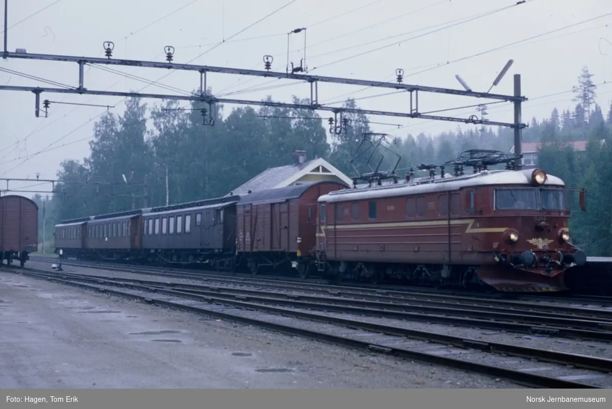 Elektrisk Lokomotiv El 11 2145 Med Persontog Til Oslo På Nygard Stasjon På Gjøvikbanen Norsk 