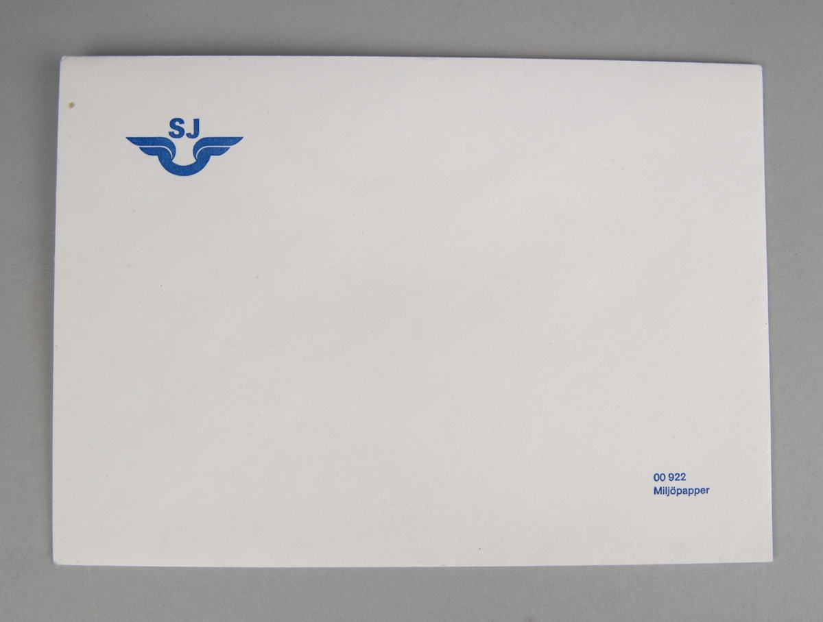 Rektangulärt kuvert av vitt papper. Uppe i vänstra hörnet finns  SJ:s logga tryckt i blått, i nedre högra hörnet står det "00 922 Miljöpapper" tryckt i blått.
