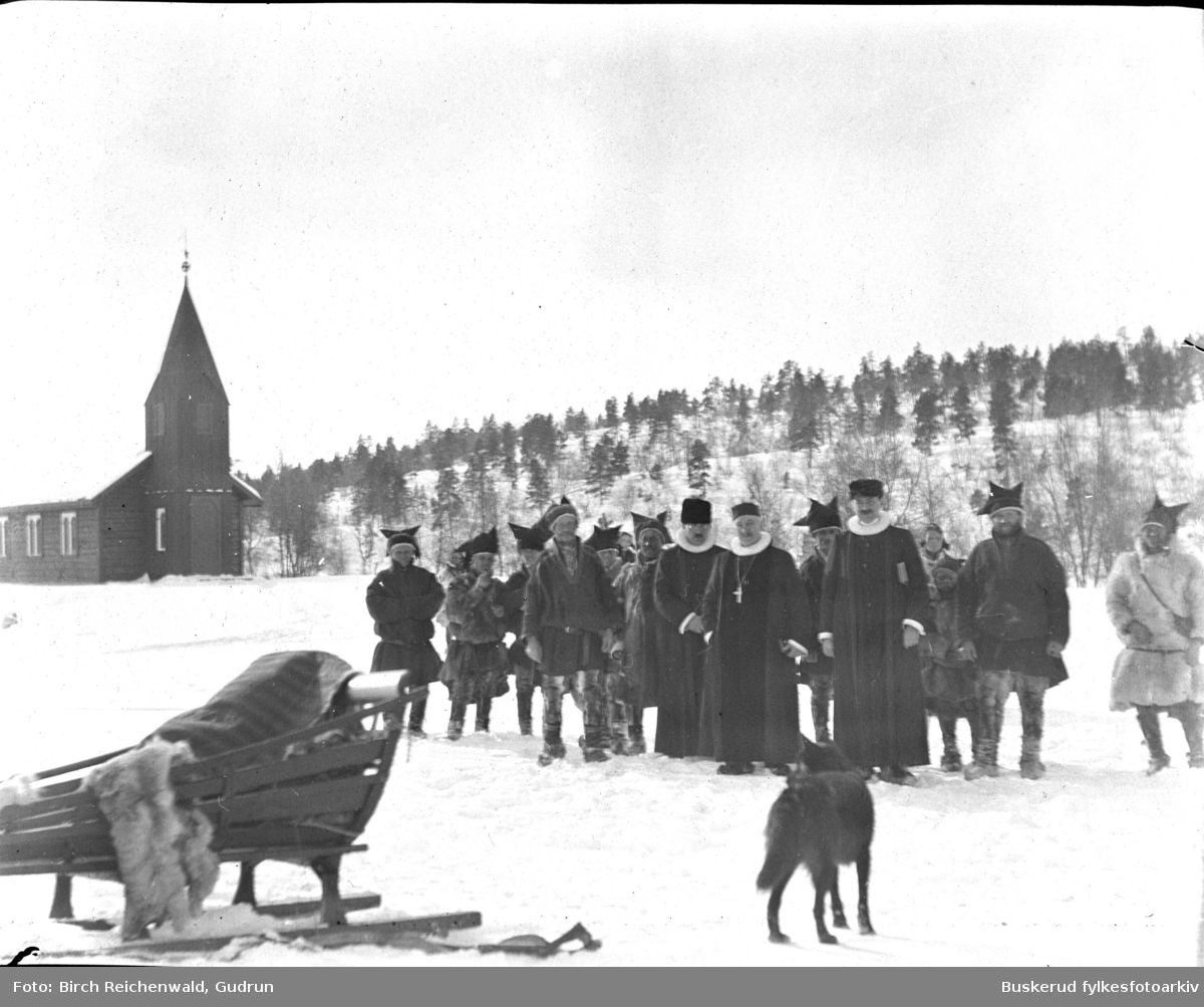 Åpningen av Beaivvásgieddi kapell, som ligger ca. 2 mil oppover fra Karasjok sentrum langs Karasjokelva. Kapellet ble innviet i 1915.
