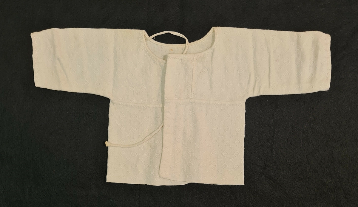 Skjortan buren av Tora Elow. Född 1898. Hon vägde bara 4 skålpund när hon föddes. Ingen trodde att hon skulle överleva. Hon dog 1964, 66 år gammal.