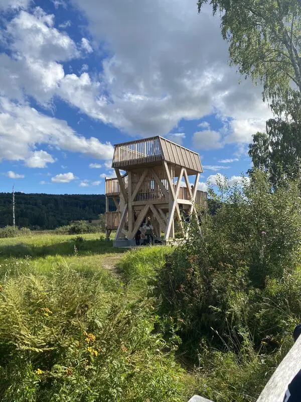 Foto av et fugletårn ute i naturreservatet