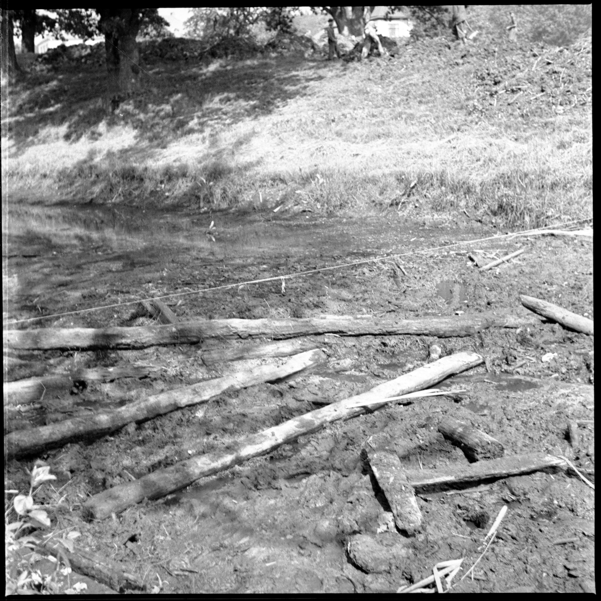 Stockar som påträffats i den inre vallgraven vid Rumlaborg i Huskvarna i samband med arkeologiska undersökningar sommaren 1935.