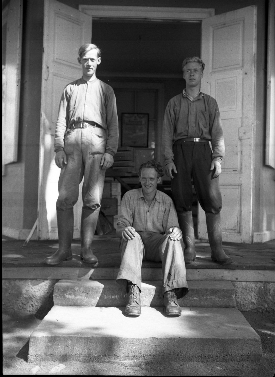 Tre unga män på lusthustrappen vid Rumlaborg i Huskvarna sommaren 1939. Männen deltog vid arkeologiska undersökningar vid borgen, som bedrevs av Huskvarna hembygdsförening.