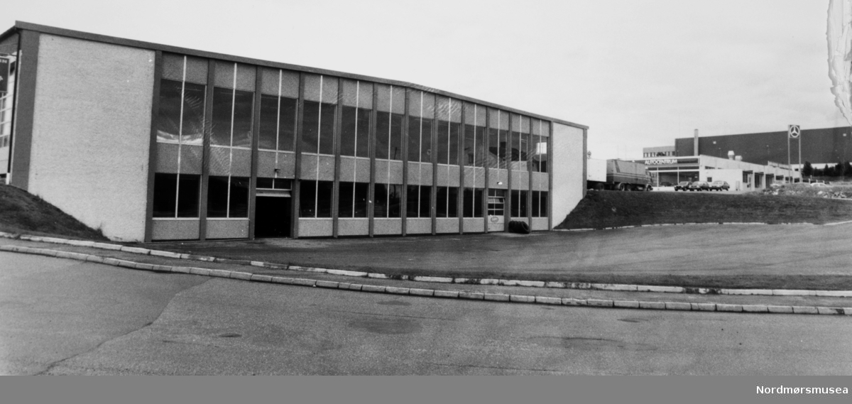 Gummiservice. En del av Smeby. 1980 tallet
Bildet er fra avisa Tidens Krav sitt arkiv i tidsrommet 1970-1994. Nå i Nordmøre museums fotosamling.