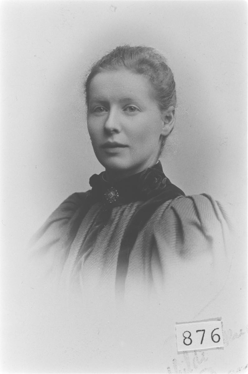 Karoline Mathilde Båsheim (f. Skredsvig), ca. 1910. Hun var søster til maleren Christian Skredsvig. Reiste til Amerika rundt 1914.