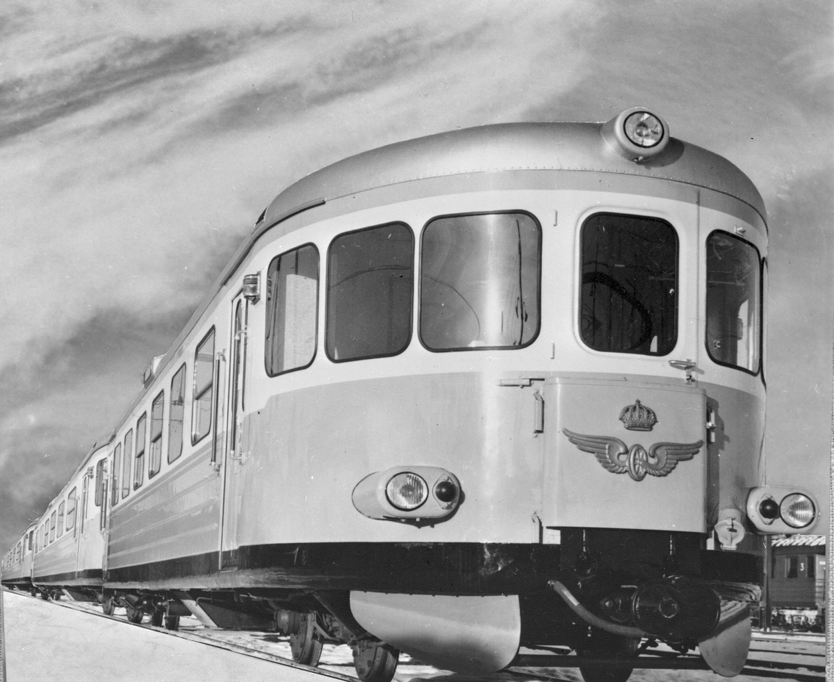 Statens Järnvägar, SJ YCo6 812. Motorvagn med stålkorg. De första fordonen insattes i ordinarie trafik i juni 1953.