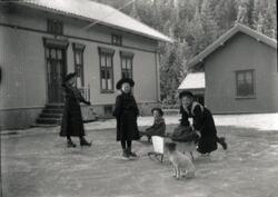 De fire Rydgrensøstrene leker på den islagte gårdsplassen ut
