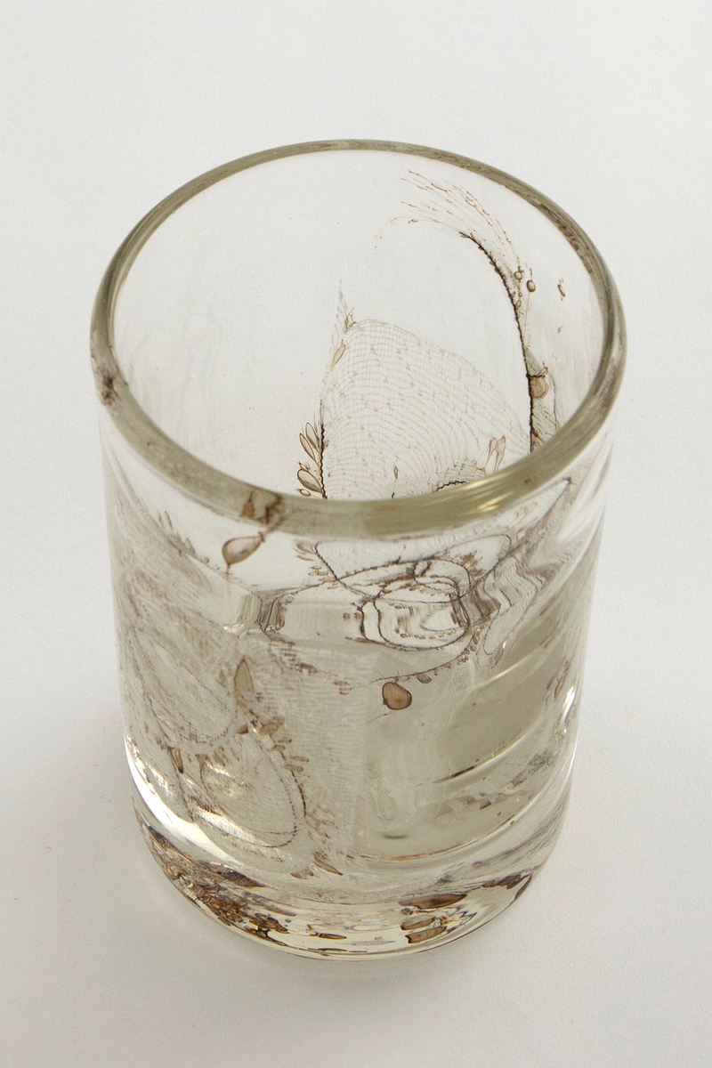 Sylinderformet vase i klart glass med innlagt fiberdekor og luftbobler.