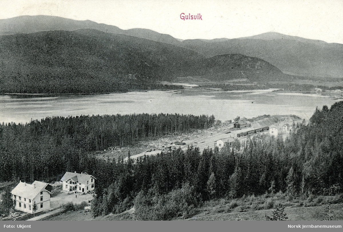 Utsikt mot Gulsvik stasjon på Bergensbanen. Dampskipsbryggen i bakgrunnen