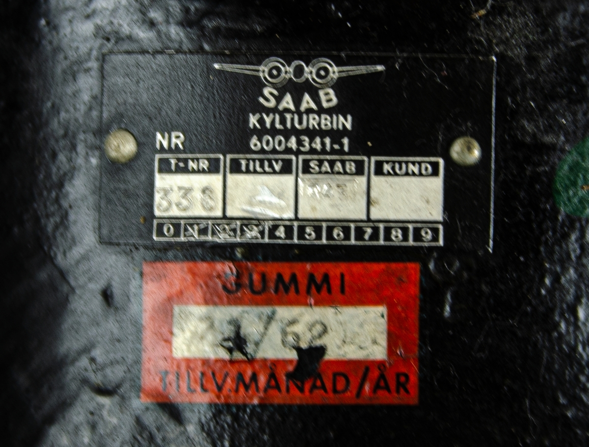 Kylturbin i metall, ovan- och underdel färgad i svart. Okänd flygplansmodell. Tillverkad av SAAB, nummer: 6004341-1.
