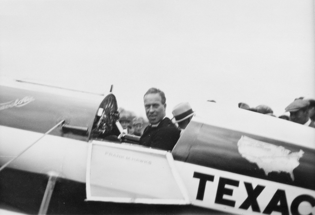 Flygaren Frank Hawks i flygplan Texaco no 13 på Malmen, den 20 maj 1931. Folksamling i bakgrunden.