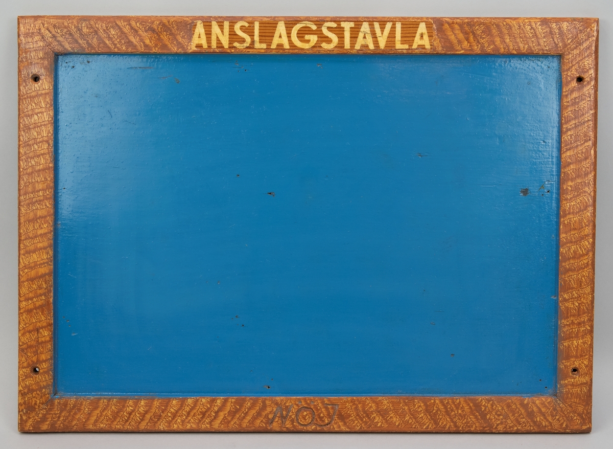Rektangulär anslagstavla av trä. Ådringsmålad ram och blå tavla. På ramens övre långsida står det målat "ANSLAGSTAVLA", på den undre inristat "NÖJ". Fyra hål i ramen för uppsättning. På baksidan står det "468" i blyerts.