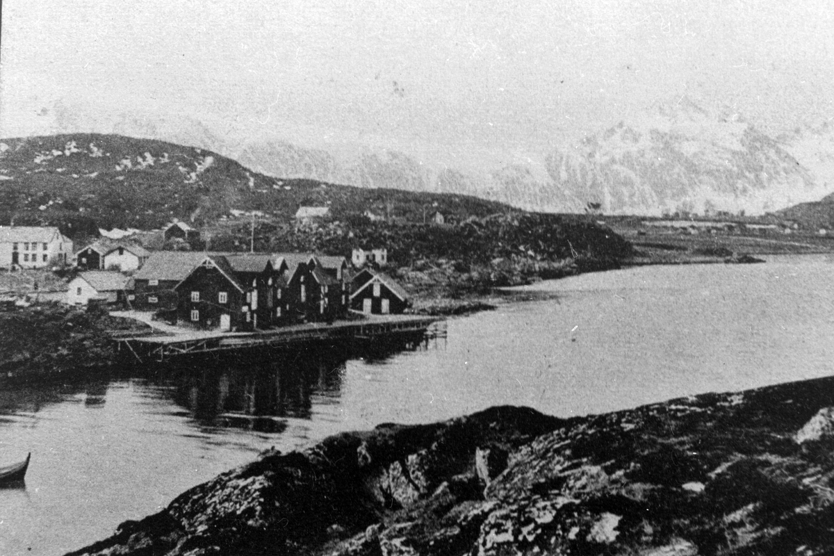 Handelsstedet i Nergårdshavn på Bjarkøy. Havnen med kai, brygger og ...