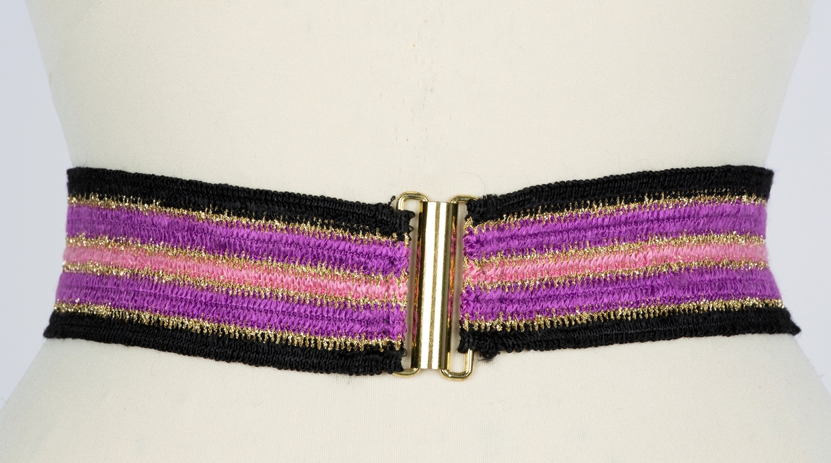 Metall lukking montert på bred strikk. 1a- grønt. b-blått.  c-stripet sort, rosa, violett, gull