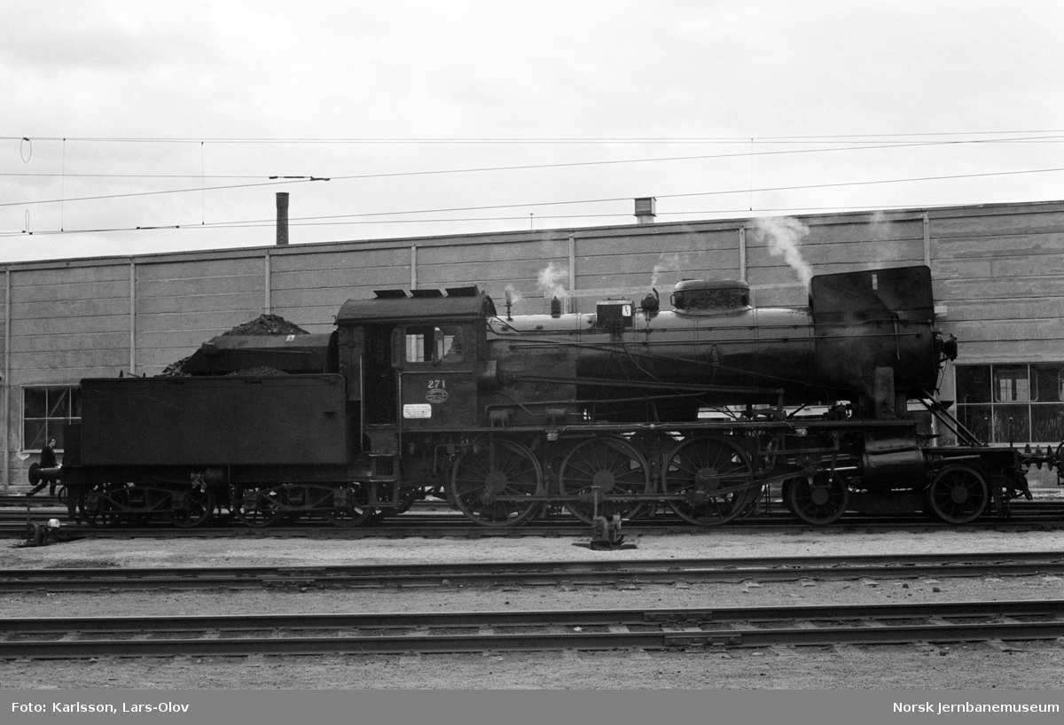 Damplokomotiv type 30 nr. 271 utenfor lokomotivstallen på Hamar stasjon