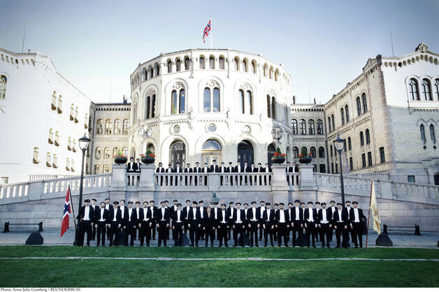 Den norske studentersangforening foran Stortinget. (Foto/Photo)