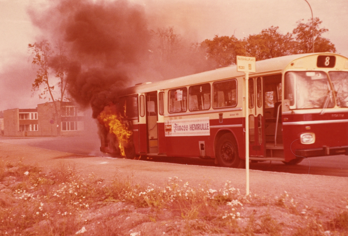Bussen brinner i Ryd, Linköping i början av 1970-talet.
Busslinje 8.