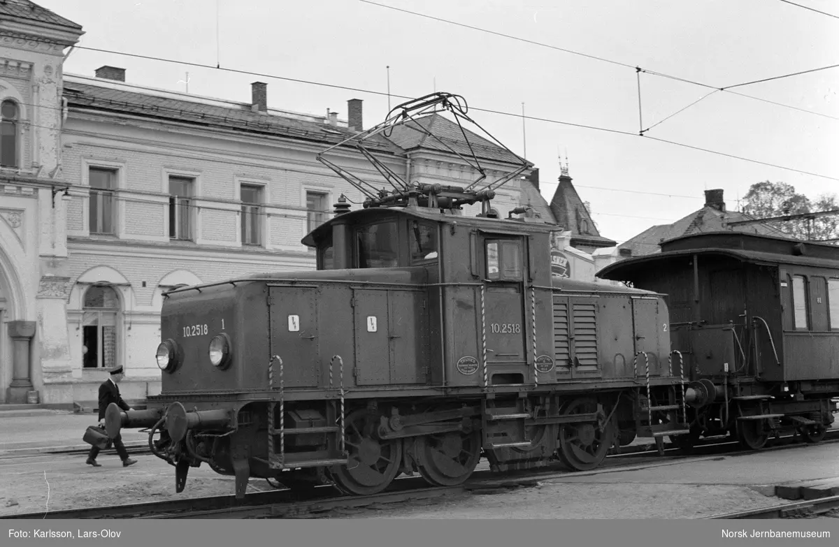 Elektrisk lokomotiv El 10 2518 i skiftetjeneste på Hamar stasjon