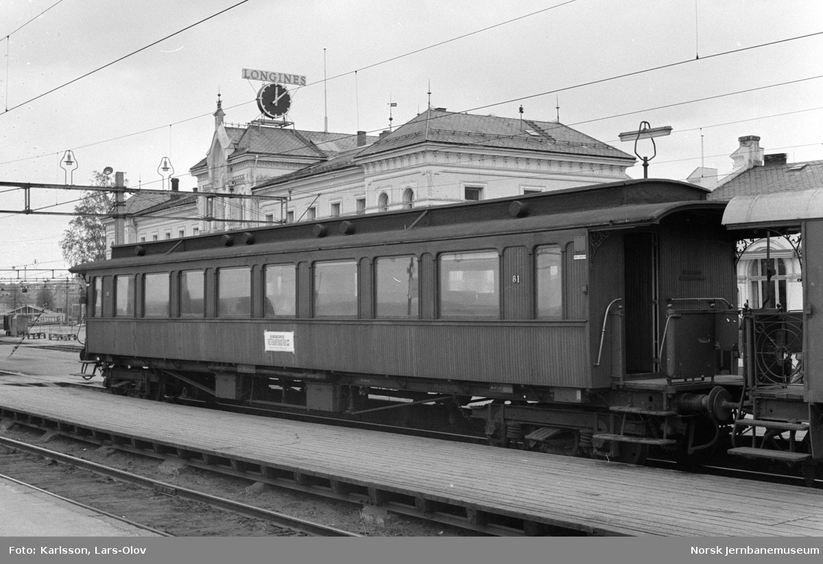 Personvogn Bo3b type 1 nr. 81 på Hamar stasjon