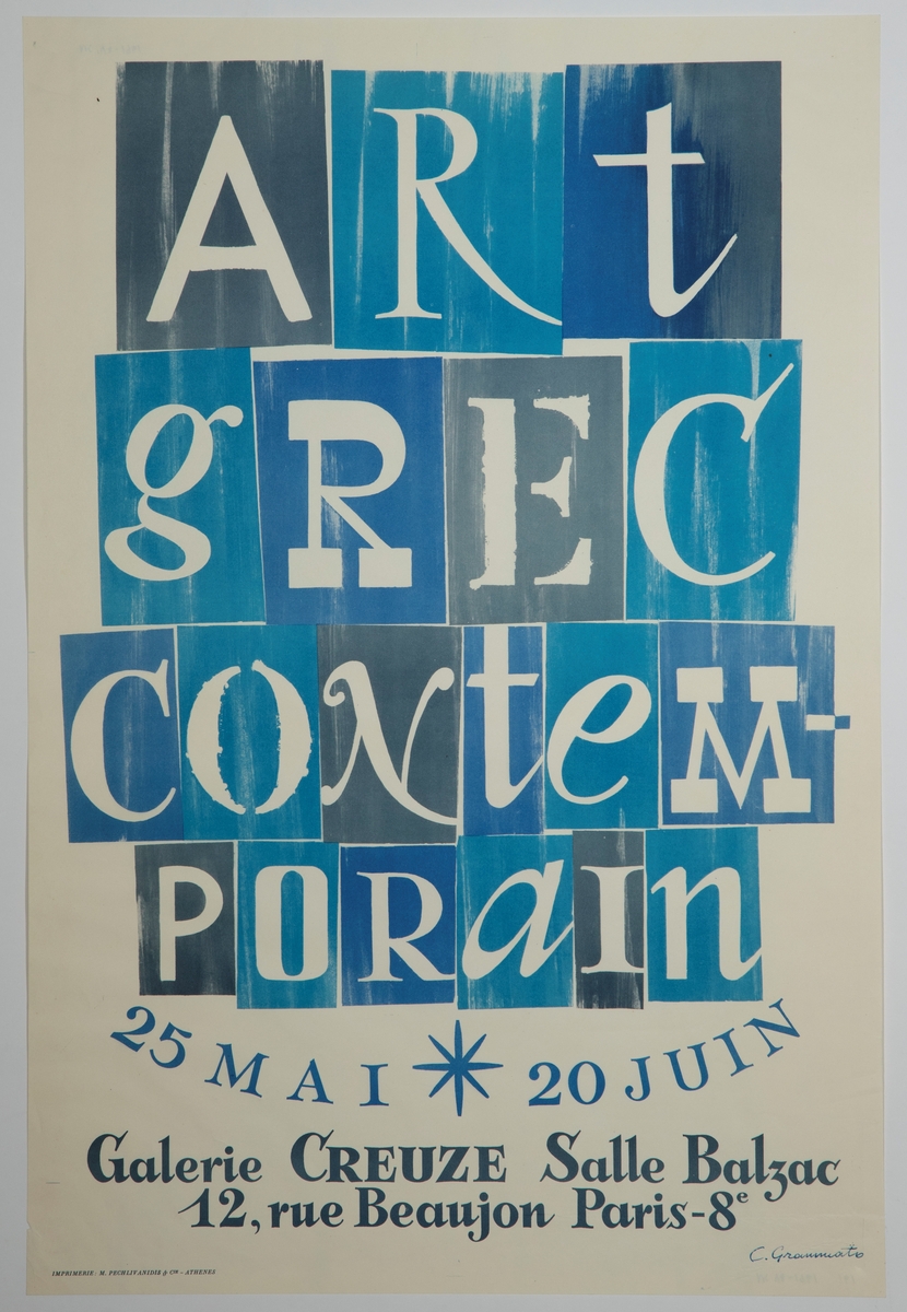 Tekst bestående av bokstaver som står utspart i papirets hvite, mot en påtrykt komposisjonell bunn i variasjoner av blått og gråblå.