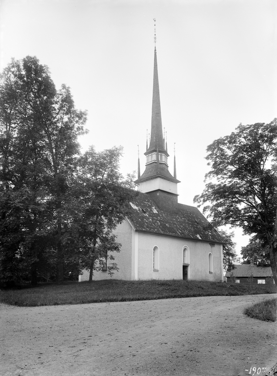 Brunneby ödekyrka 1903. Kyrkan är sannolikt uppförd i slutet av 1200-talet som gårdskyrka till Brunneby gård, vilken senare gav namn till socknen. År 1828 uppfördes en ny och gemensam kyrka för Brunneby och Klockrike församlingar och Brunneby kyrka såldes till gårdens ägare. Kyrkan kom att användas som magasin tills den på 1970-talet åter sattes i stånd som gudtjänstlokal.