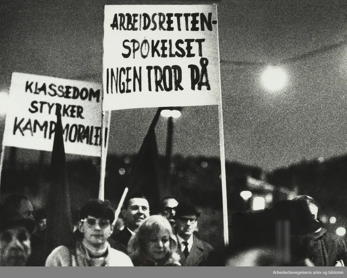 Sporveisstreiken i Oslo 1970. Tirsdag 27. Oktober. Demonstrasjonstog forbi Arbeidsretten med samling på Stortorvet hvor hovedparolen var: Nei til Arbeidsrett - Ja til streikerett.