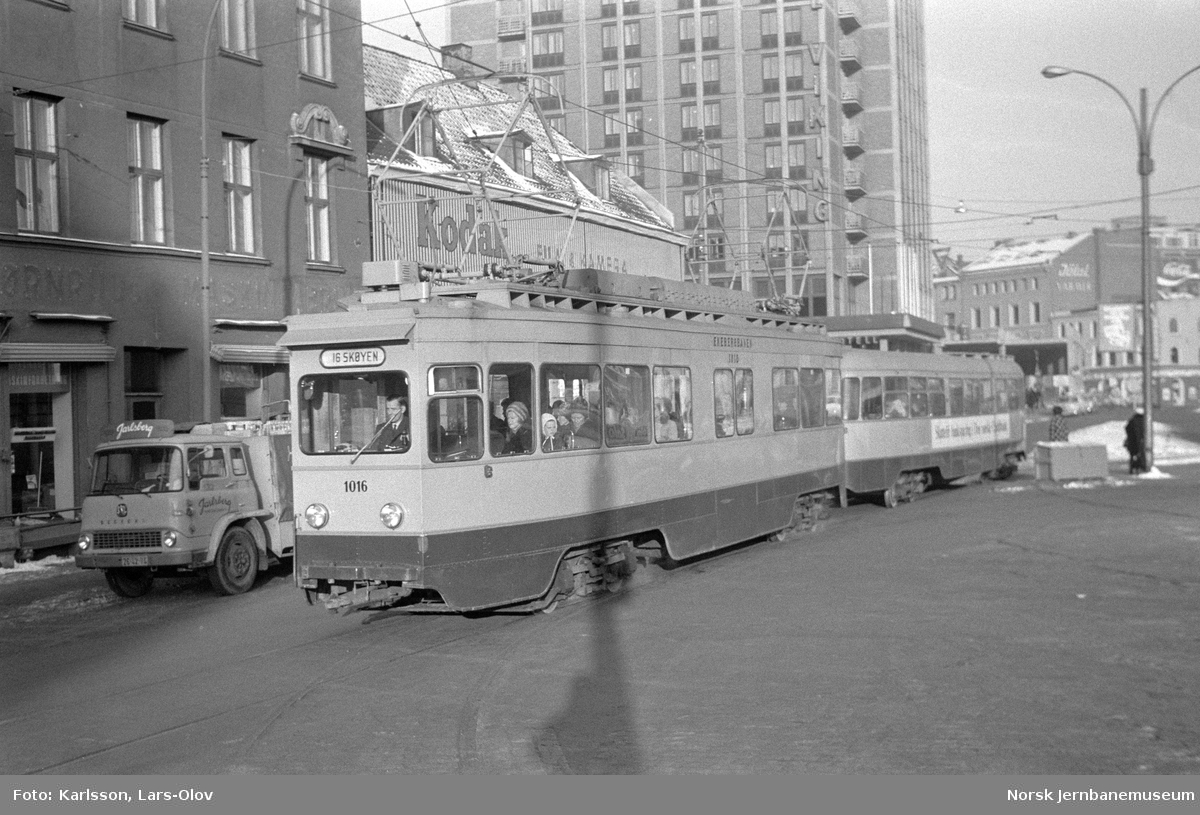 Ekebergbanens sporvogn 1016 med tilhengervogn nr. 1047 på Jernbanetorget i Oslo