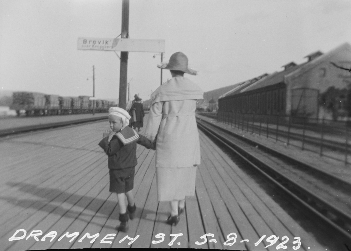 Sigrid Solberg og Otto Lae Solberg på Drammen stasjon