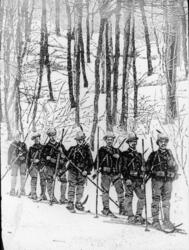 Sju russer soldater på ski i skoglandskap,Amatør foto av teg