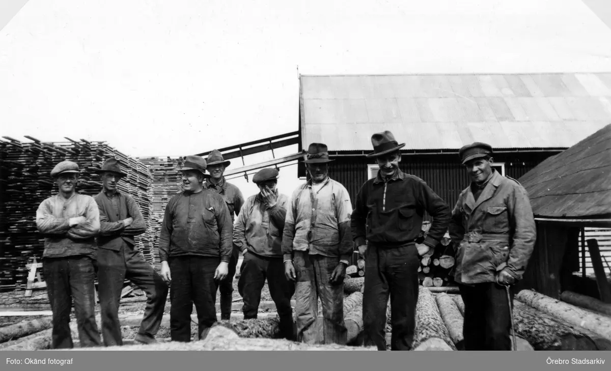 Arbetare vid sågverk

Näst längst till höger Harry Johansson, längst till höger Pontus Bergman