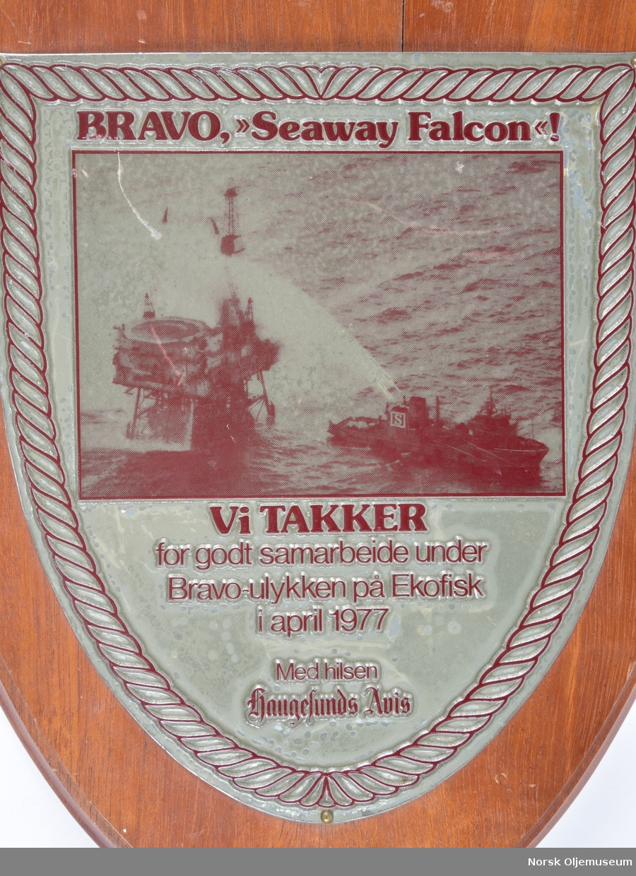 Minne- og takkeplakett til skipet Seaway Falcon fra Haugesunds Avis i forbindelse med Bravo-ulykken.