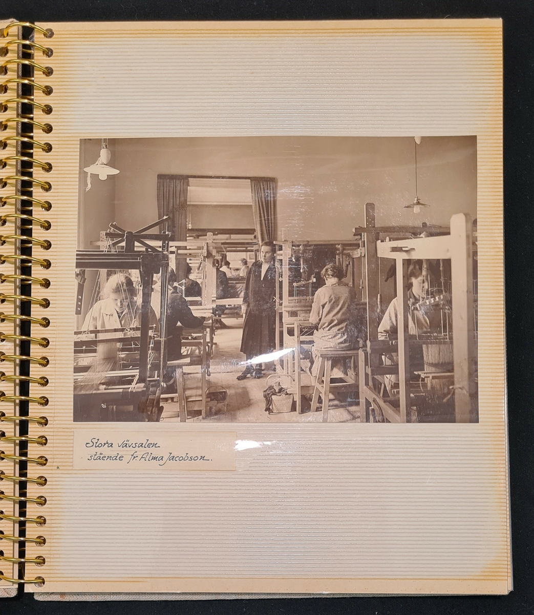 Fotoalbum med fotografier från Johanna Brunssons vävskola, samlade av Martha Nycander.
(Johanna Brunsson f. 24 aug 1846 d. 11 dec 1920.)