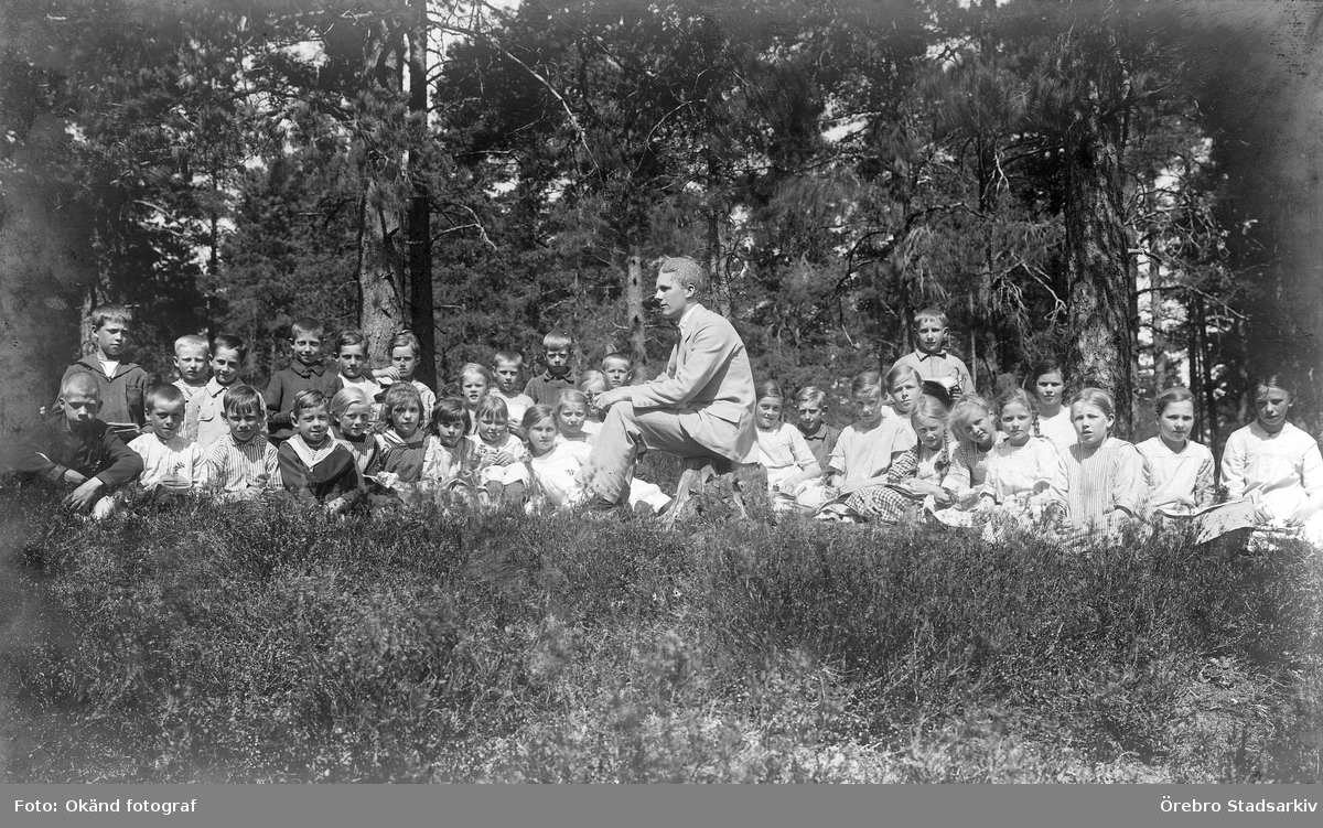 Skolklass i Karlslundsskogen

Lärare Ragnar Thanderz (född 1896), pojken stående längst bak till höger i bild är Algot Örn (född 1908)
