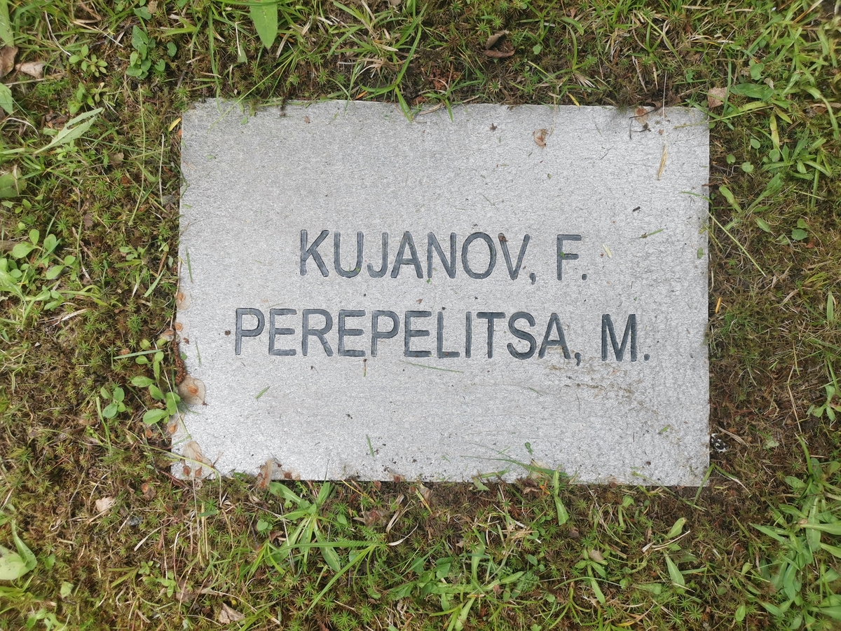 Felles gravminne på Hol sovjetiske kirkegård i Sunndal over de sovjetiske krigsfangene Mikhail Perepelitsa (1904–1945) og Fjodor Fjodorovitsj Kujanov (1911–1942). Gravene deres har tidligere vært merket som ukjente (med teksten "N.N." på gravplatene). Den nye navneplata er lagt mellom de opprinnelige platene.