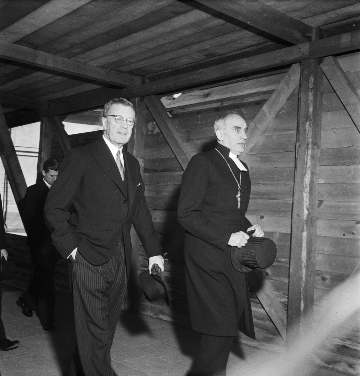 Kung Gustav VI Adolf och ärkebiskop Yngve Brilioth på väg in i Uppsala domkyrka, 1950