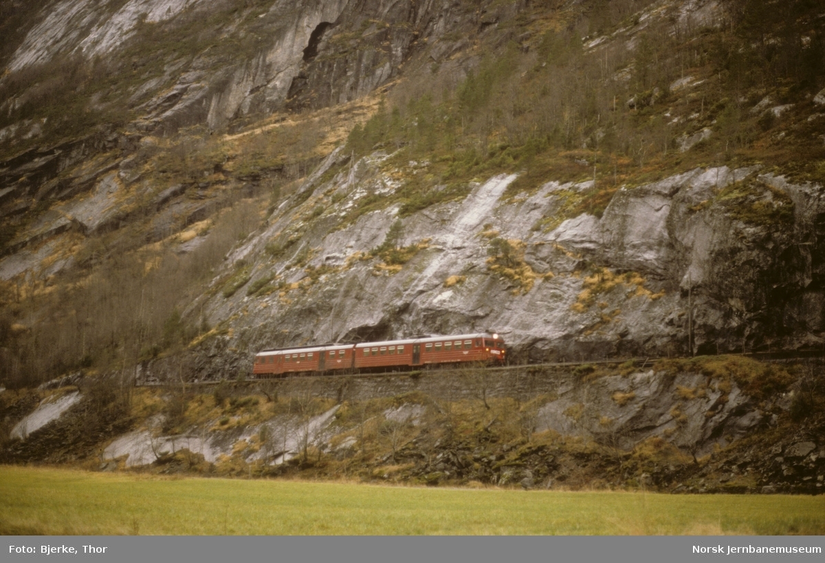 Motorvognsett type 69B i tog 616 Bergen-Mjølfjell mellom Dale og Dalseid