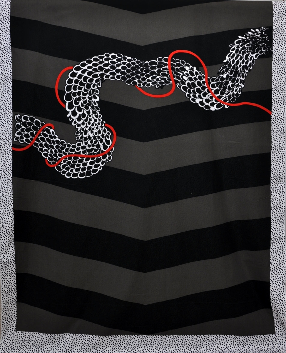 Påslakan "Drake", design Sven Fristedt, 1989.
Framsidan med breda ränder som diagonalt vänder på mitten med en drake som slingrar sig. Oliksidigt med prickig baksida.
Framstidan filmtryckt, baksidan rotationstryckt.