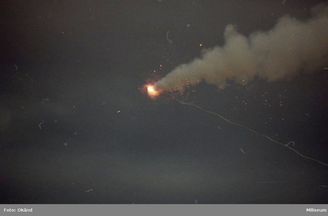 Utskjutning av raket till minröjningsorm från UK försöksmateriel.