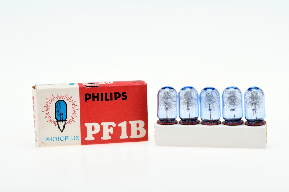 En eske med fem ubrukte blitspærer av typen Philips Photoflux PF1B. Pærene har et blått felt inni pæra som indikerer at de er ubrukt, og dette feltet blir rosa ved bruk. Pærene er lakkert med et blått belegg for å unngå at de knuser ved bruk. I esken ligger det også en manual. På esken er det tabell over kamerablender ved ulike avstander og filmtyper. 

Blitspærer ble først introdusert som en erstatning for blitspulver i 1929. Blitspærene er lagd for engangsbruk og er derfor pakket i esker med fem eller ti pærer. Pærer uten skrufot ble introdusert i 1954 og bidro til å senke prisen på pærene, og de har i stedet en ring som holder de to metalltrådene fra pæra på plass. De første blitspærene var klare, men fra midten av 50-tallet fikk pærene et blått belegg for å slippe å bruke filter på kameraet ved fargefotografering.