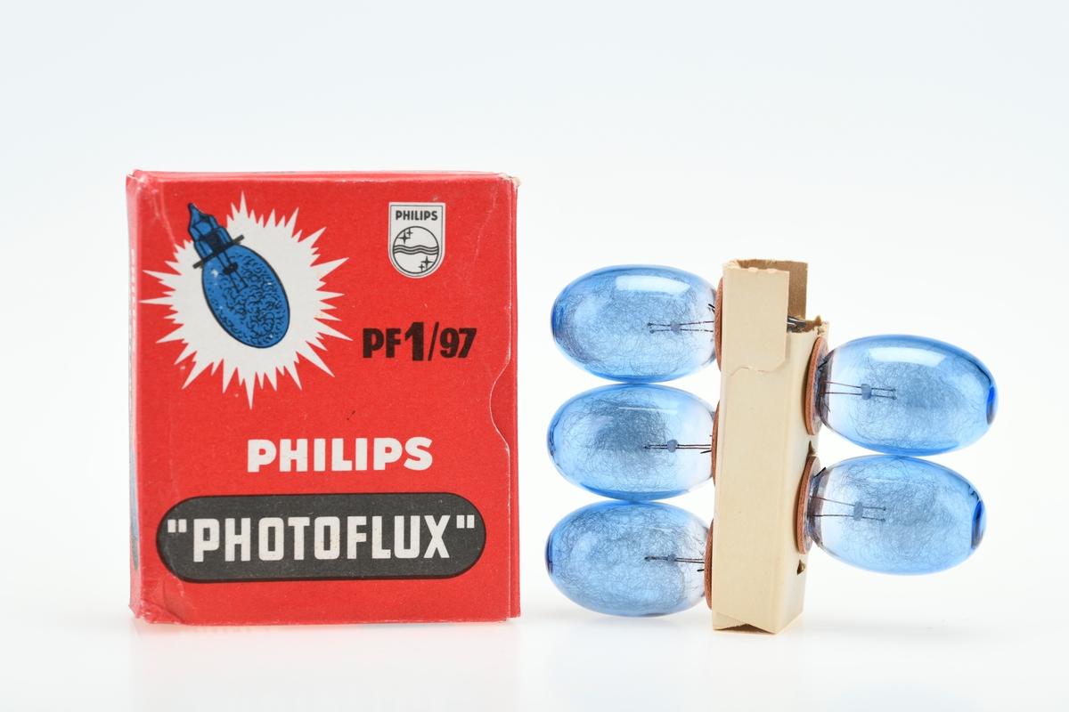 En eske med  fem ubrukte blitspærer av typen Philips Photoflux PF1/97. På esken er det tabell over kamerablender ved ulike avstander og filmtyper. Pærene har et blått felt inni pæra som indikerer at de er ubrukt, og dette feltet blir rosa ved bruk. Pærene er lakkert med et blått belegg for å unngå at de knuser ved bruk. 

Blitspærer ble først introdusert som en erstatning for blitspulver i 1929. Blitspærene er lagd for engangsbruk og er derfor pakket i esker med fem eller ti pærer. Pærer uten skrufot ble introdusert i 1954 og bidro til å senke prisen på pærene, og de har i stedet en ring som holder de to metalltrådene fra pæra på plass. De første blitspærene var klare, men fra midten av 50-tallet fikk pærene et blått belegg for å slippe å bruke filter på kameraet ved fargefotografering.