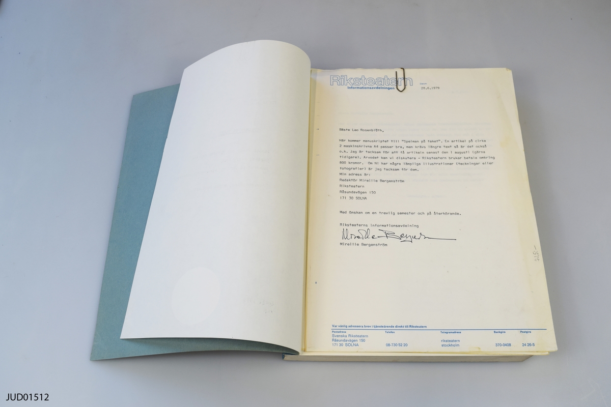Manuskript till Svenska Riksteaterns uppsättning av "Spelman på taket". Innehåller även korrespondens mellan Leo Rosenblüth och anställd på Riksteaterns informationsavdelning samt artikel av Rosenblüth om pjäsen.