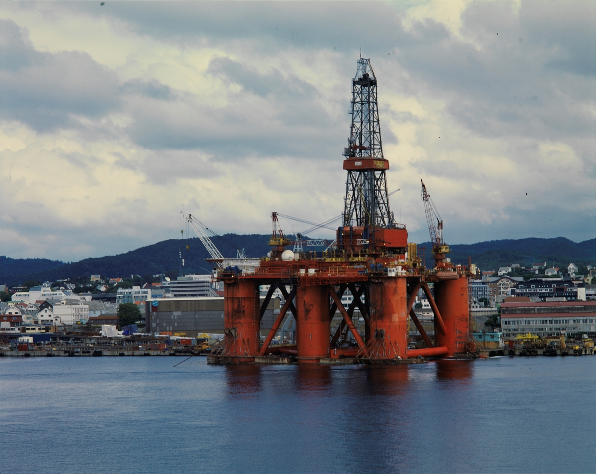 Foto av byggingen av oljeriggen High Sea Driller  Group no. 64-35-10-00   Picture no. 430714  Fotografens bildetekst: Bygging av oljerigg High Sea Driller