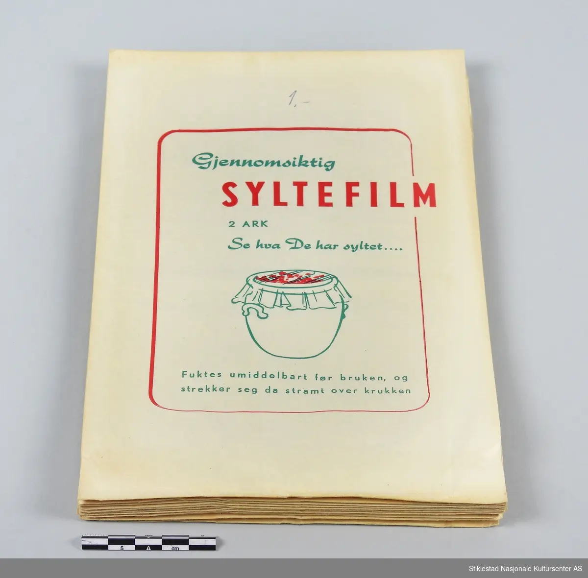 Papirpose/emballasje med to plater syltefilm. Hvite poser med dekor og skrift i grønn og rød farge. 12 pk. Fra Inderøy filial