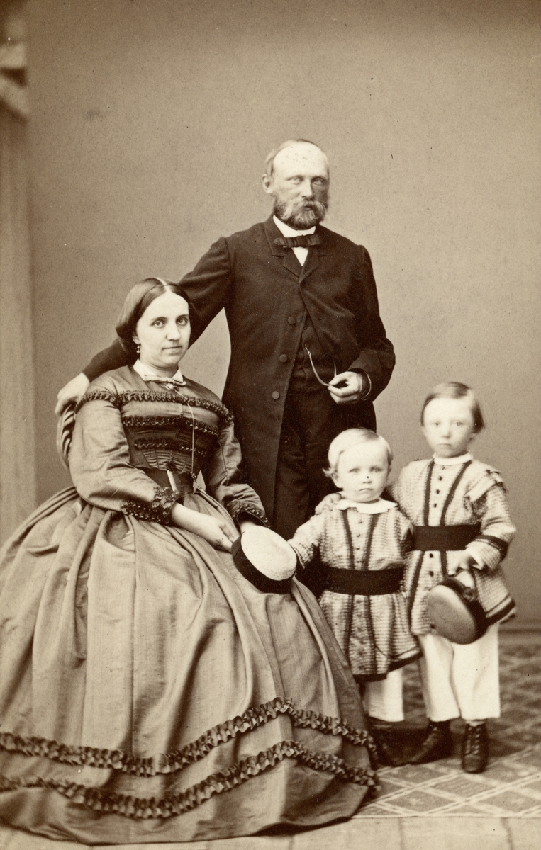 Hjalmar von Hall med fru och barn