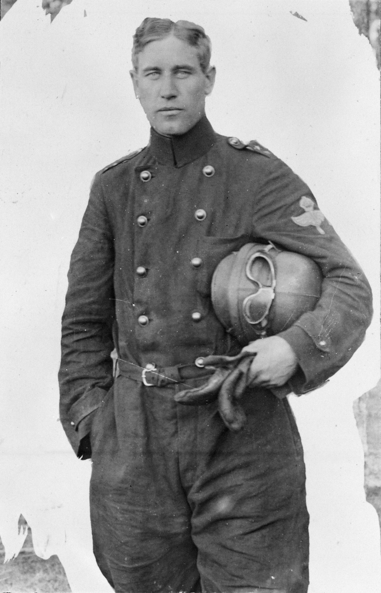Porträttfoto av löjtnant Paul af Uhr i flygarkläder, omkring 1920. Bakgrunden delvis maskerad.